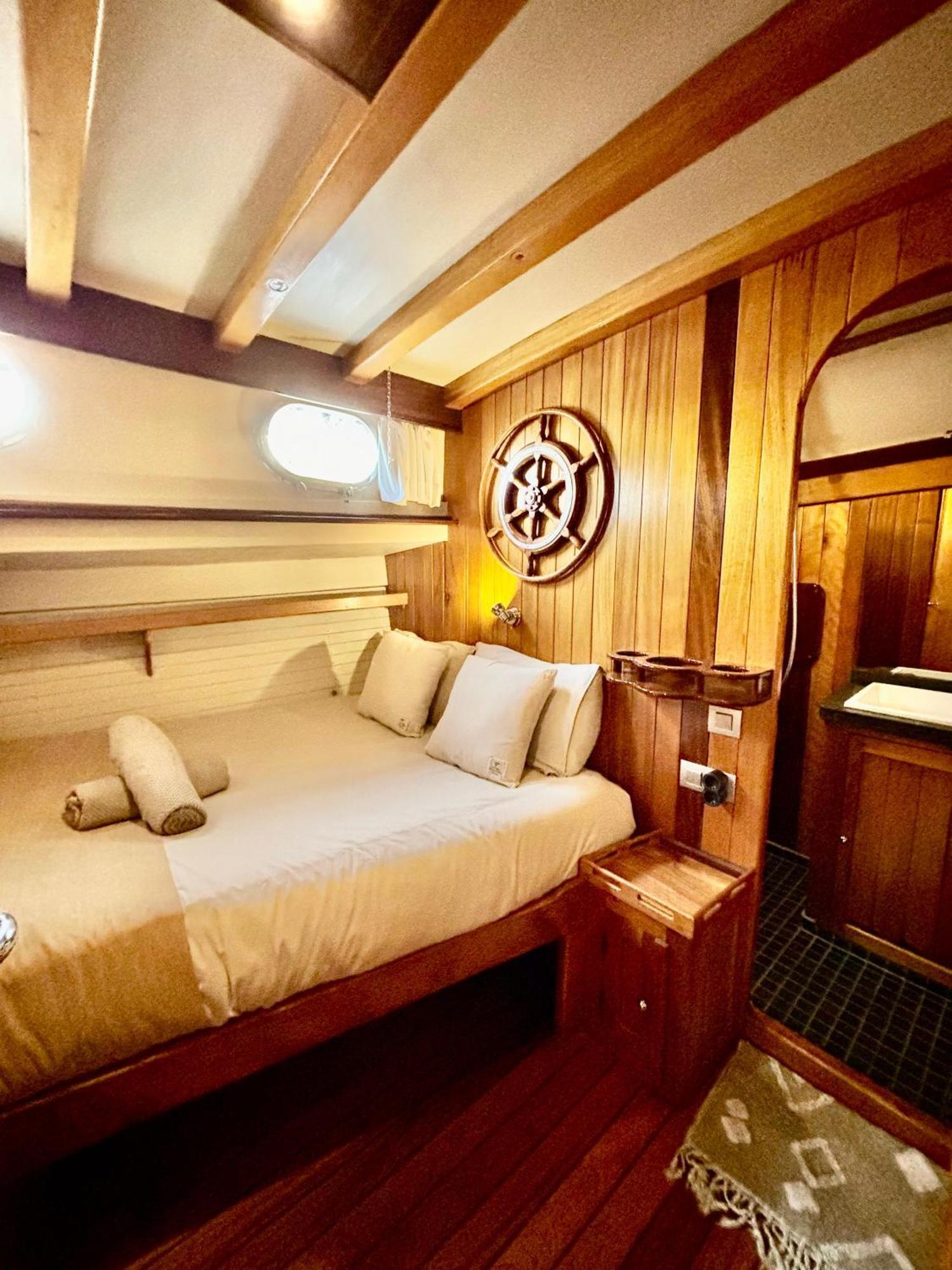 Wooden Boat- La Goletta Hotel - Barcelona — Photos 1